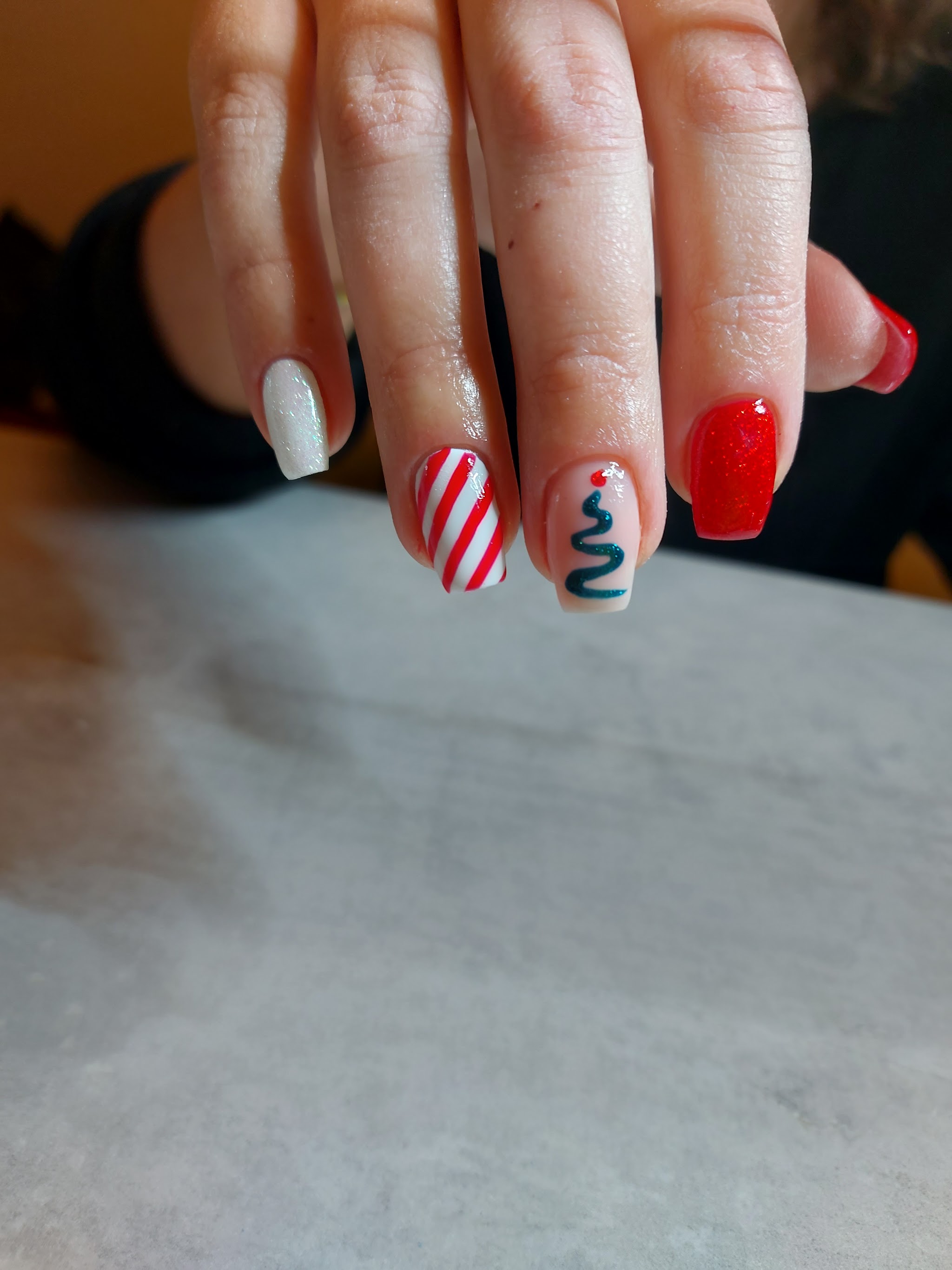 Kerstnagels: wit, rood-wit gestreept, een groen kerstboompje en rood