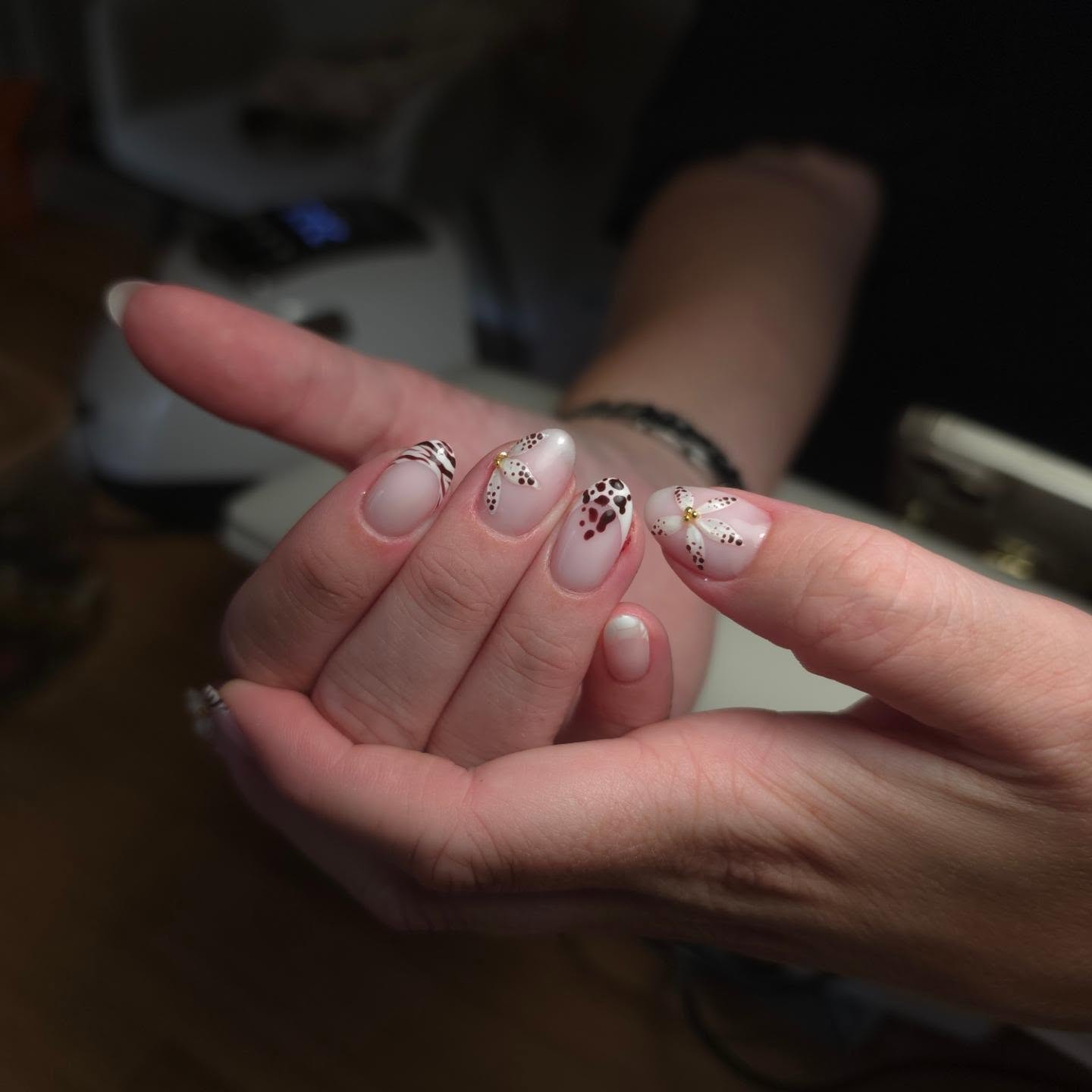 Nude nagels met fijne donkerrode bloemen